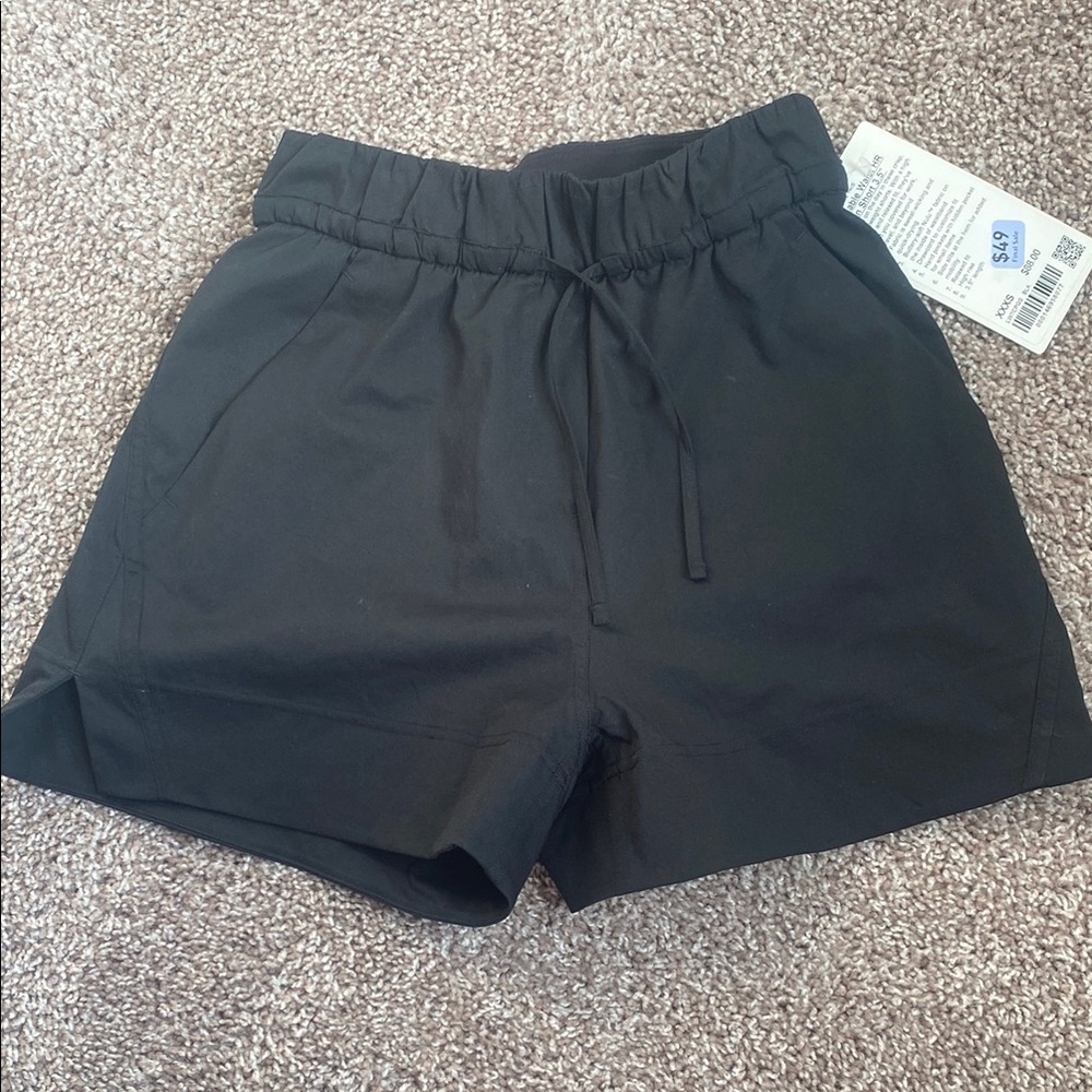 Lululemon Cinchable Waist HE woven shirt 3.5 XXXS Black Shorts